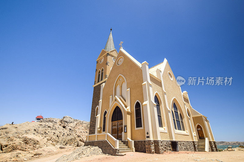 美丽的低角度的新教德国殖民教堂Felsenkirche在Lüderitz / Luderitz在纳米比亚，非洲。